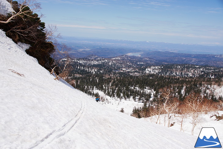 大雪山旭岳ロープウェイスキー場 残雪の北海道最高峰に今季最後のシュプールを…。